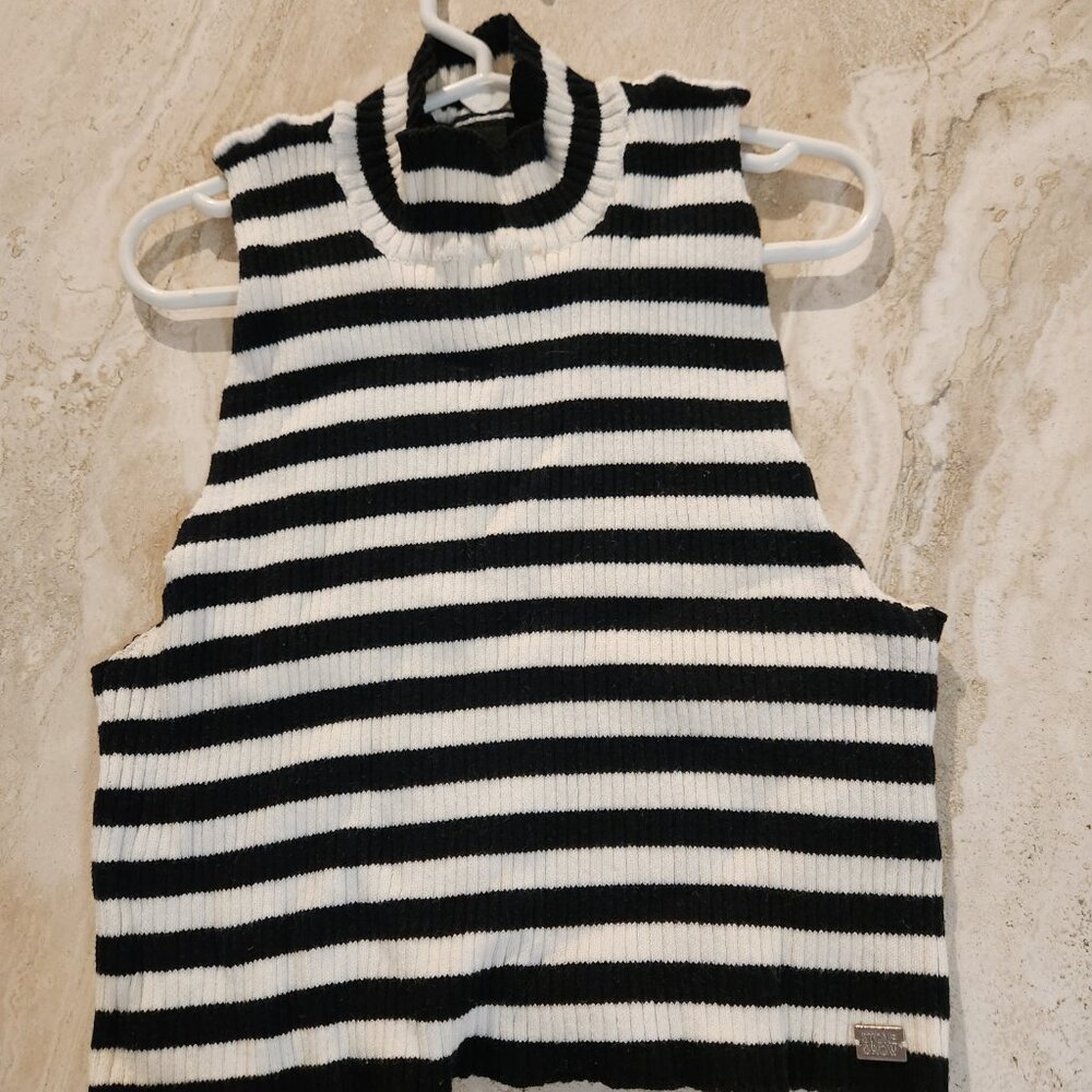 Stone row sleeveless black and white crop top